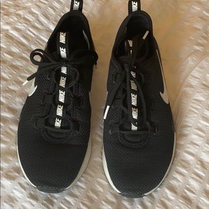 Black and White Nike tennis shoes 6.5